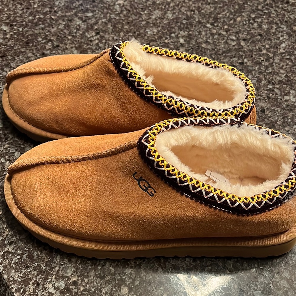 NWOT UGG low top slipper perfect for indoor or out.